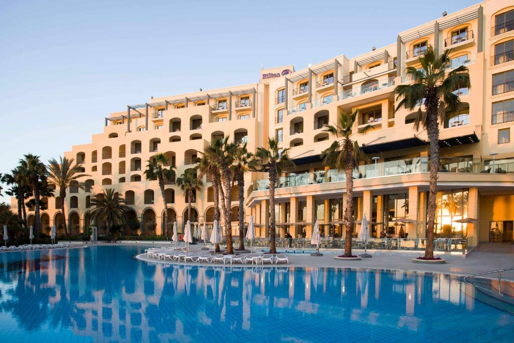 Hilton Malta hotel and pool